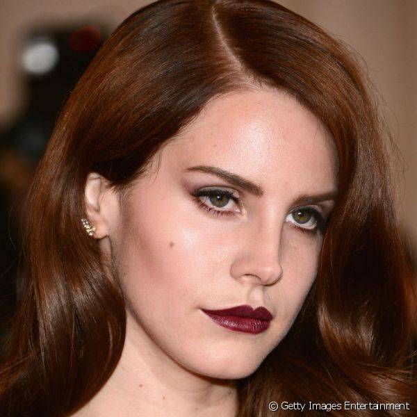 Lana Del Rey usou olhos esfumados e boca marcante para o baile do MET